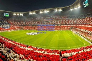 阿尔沙文逛皇马官方商店引热议，昔日球星身穿巴萨球衣上演国家德比另类一幕