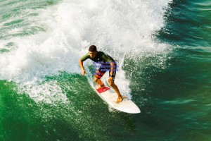 暖心瞬间！妮基-妮可驾车护送亚马尔抵达训练场，亲切签名点燃球迷热情